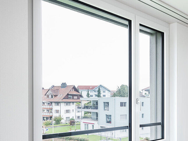 DeinFenster mit Panoramablick auf die belebte Skyline einer Stadt unter einem strahlend blauen Himmel
