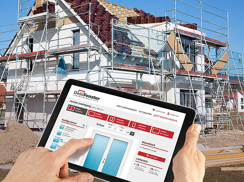 Eine Person steht vor einem Haus, hält einen Tablet-Computer in der Hand und schaut mit konzentriertem Blick auf DeinFenster Webseite.